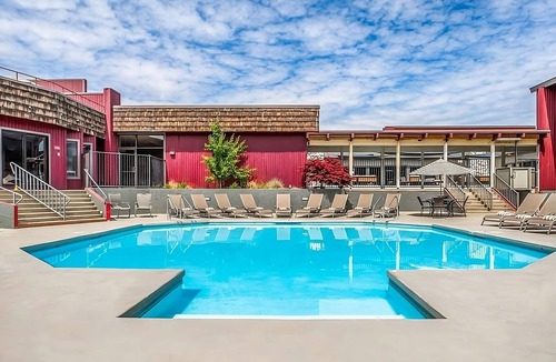 Kennewick Hotel | Budget-Friendly Stay in Washington! Outdoor Pool, Free Parking, Pets Allowed