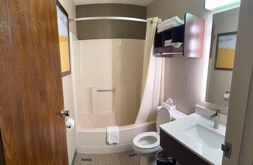 Lexington Hotel | Budget-friendly Stay Near Restaurants and Local Attractions + Free Parking
