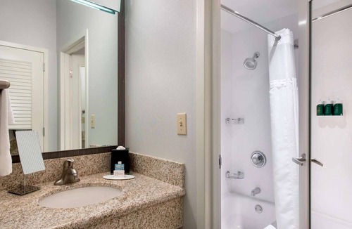 Middletown Hotel | Budget-Friendly Stay Near Easton's Beach, Pets Are Welcome & Free Parking!