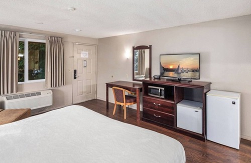 Renton Hotel | Budget-Friendly Stay w/Essential Comforts Close to Seattle-Tacoma Airport