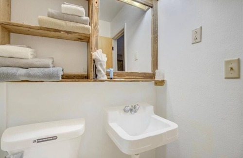 Chamberlain Hotel | Budget-Friendly Stopover Close to Missouri River Sights, Free Parking