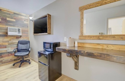 Chamberlain Hotel | Budget-Friendly Stopover Close to Missouri River Sights, Free Parking
