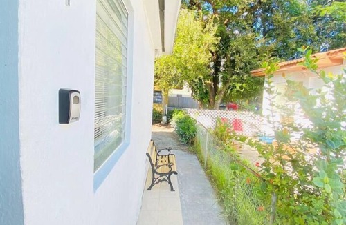 East Little Havana Apartment | Budget Friendly Studio 1 block from Calle 8