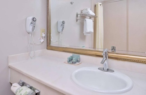 Inglewood Hotel | Budget-friendly Unit w/1 King Bed | Close to Venice Beach & Hollywood