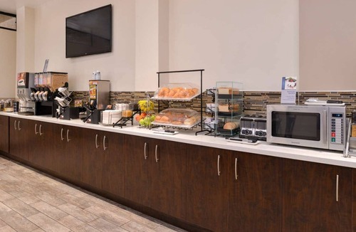 Inglewood Hotel | Budget-friendly Unit w/1 King Bed | Close to Venice Beach & Hollywood