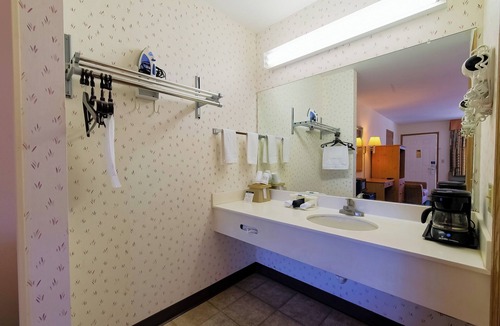 Eureka Springs Hotel | Budget-Friendly Getaway with Pool Near Historic Eureka Springs l 2 Rooms