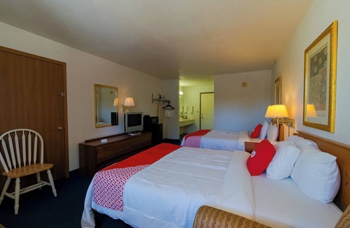 Eureka Springs Hotel | Budget-Friendly Getaway with Pool Near Historic Eureka Springs l 2 Rooms