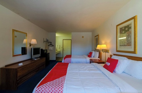 Eureka Springs Hotel | Budget-Friendly Getaway with Pool Near Historic Eureka Springs l 2 Rooms