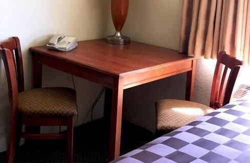Kellogg House | Budget-Friendly Vacation! Swimming Pool and Hot Tub, Gym, Free Parking!