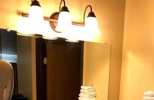 Kellogg House | Budget-Friendly Vacation! Swimming Pool and Hot Tub, Gym, Free Parking!