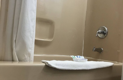 Marinette Hotel | Budget Inn Marinette