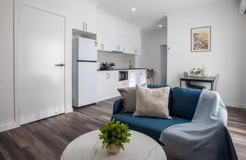 Oxley House | Budget Private Suite with Kitchen Ensuite and AC