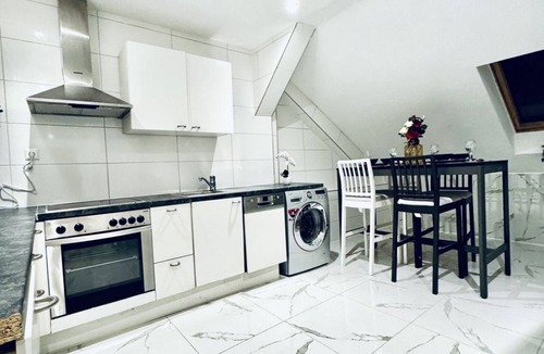 Liesing Apartment | Budget Room in Shared Apartment for up to 3 Guests