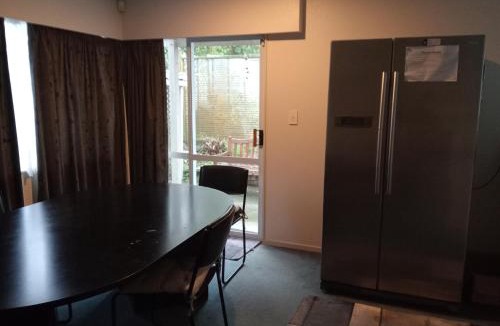 Tauranga House | Budget shared accommodation holiday room spring city