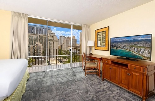Waikiki Hotel | Budget Stay! Pool, Kitchen, Balcony, Steps to the Beach, Near Honolulu Zoo!