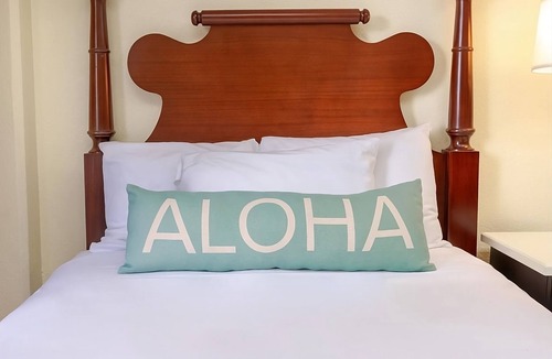 Waikiki Hotel | Budget Stay! Pool, Kitchen, Balcony, Steps to the Beach, Near Honolulu Zoo!