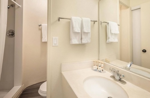 Waikiki Hotel | Budget Stay! Pool, Kitchen, Balcony, Steps to the Beach, Near Honolulu Zoo!