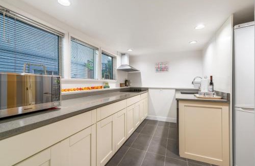 West Side Apartment | BudgetWise Semi-Basement near Airport, UBC, Downtown in Vancouver