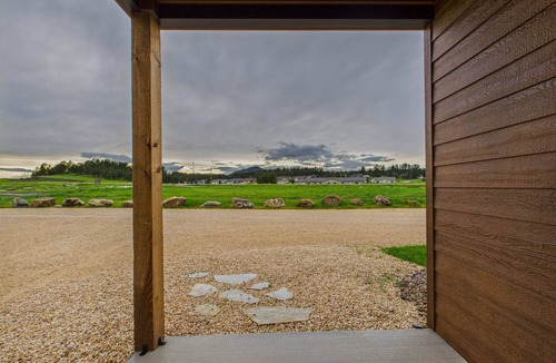 Custer House | Buffalo Bungalow - 2 BD Cabin