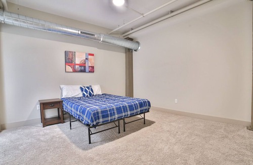 Buffalo Apartment | Buffalo/Niagara Colossal Condo-Monthly rates