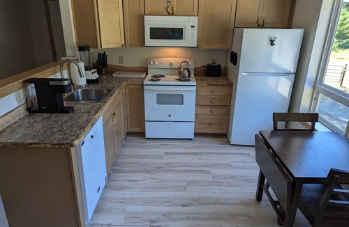 Packwood Apartment | Bugling Elk Bungalow: Cozy apartment with two queen beds in enchanting Packwood