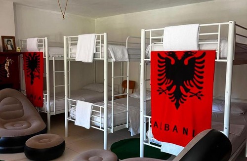 Sakës Cabin | Bujtina Kulla me Shqiponje