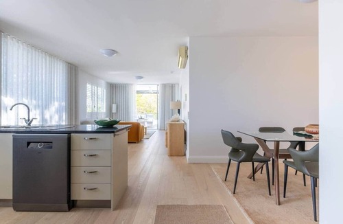 Bulimba Apartment | Bulimba Bliss | Elegant, Airy & Scenic Getaway