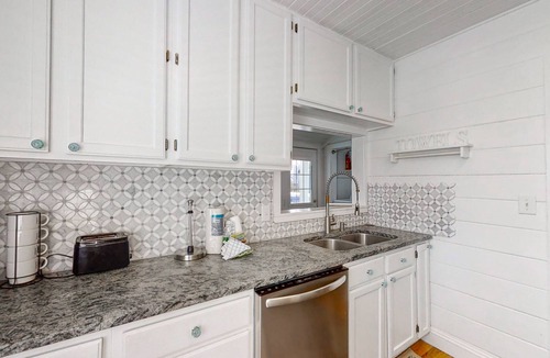 Atlantic Beach Cottage | Bullard Cottage: In the heart of Atlantic Beach w/ocean views