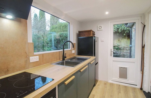 Angelbank Cottage | BUMBLE BEE AT 2 CLEMATIS COTTAGE, pet friendly in Clee Hill