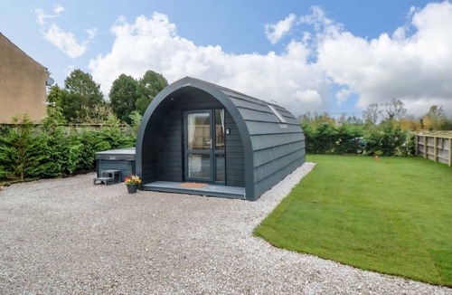 Malton Cottage | BUMBLEBEE GLAMPING POD, pet friendly, with hot tub in Thornton Dale