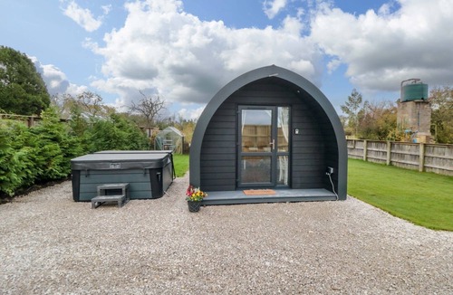 Malton Cottage | BUMBLEBEE GLAMPING POD, pet friendly, with hot tub in Thornton Dale