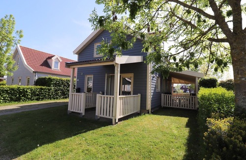 Bernisse House | Bungalow by Water with Sauna in South Holland