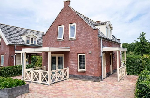 Bernisse House | Bungalow by Water near Rotterdam