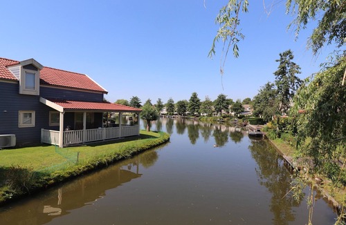 Bernisse House | Bungalow by Water near Rotterdam