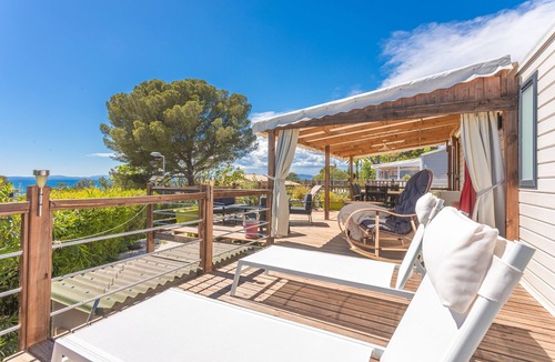 Le Dramont House | Bungalow 'Ile D'or Parcelle Victor Hugo 1' with Sea View, Shared Pool and Private Terrace