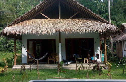 Batu Karas House | Bungalow tropical king bed