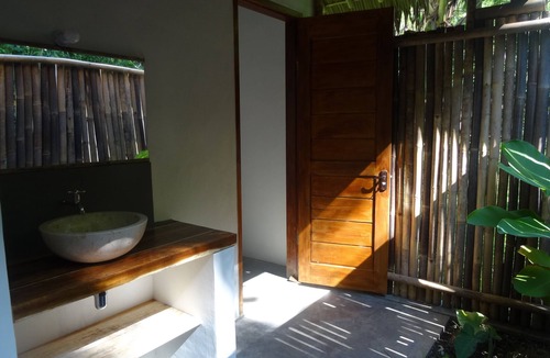 Batu Karas House | Bungalow tropical king bed