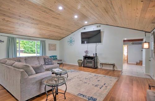 Smith River House | Bungalow w/Wraparound Deck - 8 Mi to Brookings