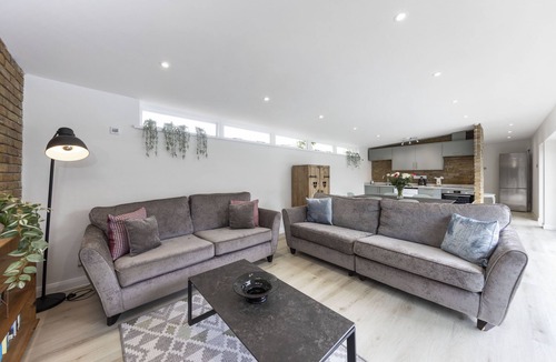 Coulsdon House | Bungalow with Heated Outdoor Swimming Pool