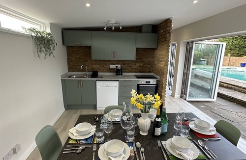 Coulsdon House | Bungalow with Heated Outdoor Swimming Pool