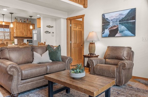Reeds Spring Cabin | Bunk Beds! Fireplace! Three Pools!