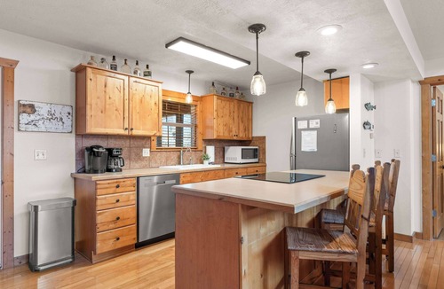 Reeds Spring Cabin | Bunk Beds! Fireplace! Three Pools!