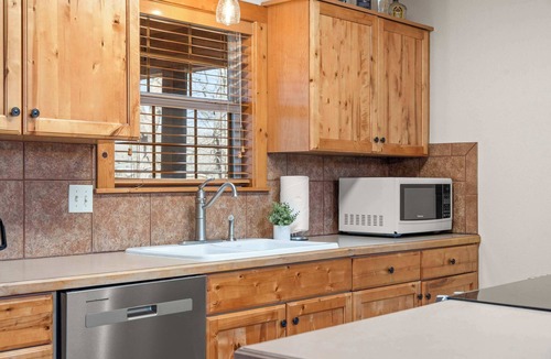 Reeds Spring Cabin | Bunk Beds! Fireplace! Three Pools!