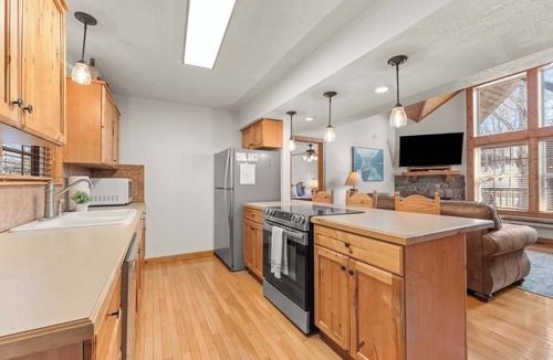 Reeds Spring Cabin | Bunk Beds! Fireplace! Three Pools!