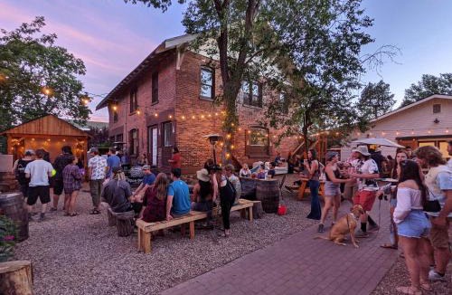 Bend Hostel | Bunk & Brew Historic Lucas House - Hostel