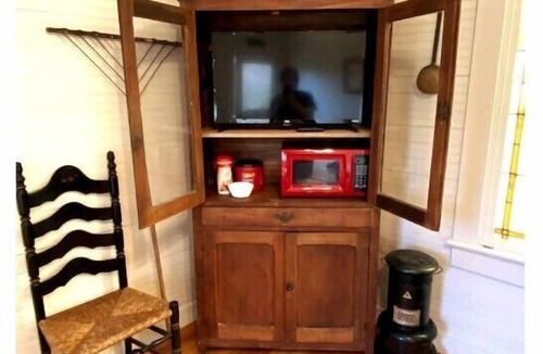 Jacksonville Cabin | Bunkhouse Seventy-Four - Cute, quaint and just minutes from Jacksonville, IL