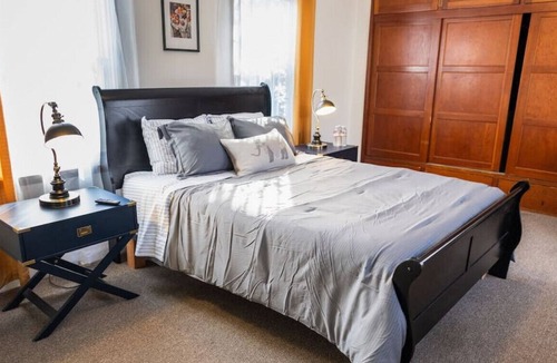 Burbank House | BURBANK BLISS: MODERN 3BR HOUSE w/ SPACIOUS FENCED YARD & GARAGE p49