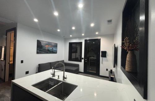 Burbank House | Burbank - Starlight Hills Private Luxury Guest House
