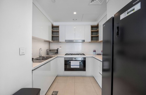 Bur Dubai Apartment | Burj Khalifa View l Pool, Gym & Downtown Ease