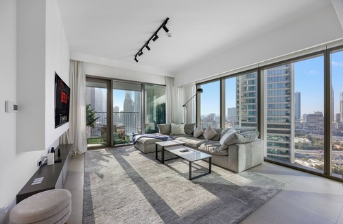 Bur Dubai Apartment | Burj Khalifa View l Pool, Gym & Downtown Ease